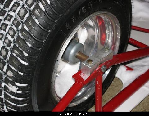 Uses the same extended axle that sticks thru the dust cap and is the mounting point for the wheel pants.